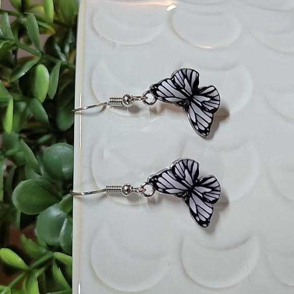🔥LAST PAIR🔥 ZEBRA BUTTERFLY CHARM DROP EARRINGS - Picture 3 of 7